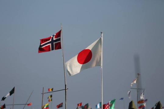 Norsk og japansk flagg